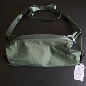 BRAND NEW LULU LEMON FANNYPACK